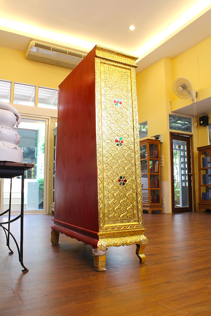 ตู้ที่เป็นรูปทรงสี่เหลี่ยมคางหมู ลงรักปิดทองคำเปลว ทั้งหลัง
พร้อมด้วยความประณีตในการเดินลายเส้นลงรักปิดทอง 
โดยช่างผู้ชำนาญในการจัดทำตู้พระไตรปิฎกมาอย่างยาวนาน 